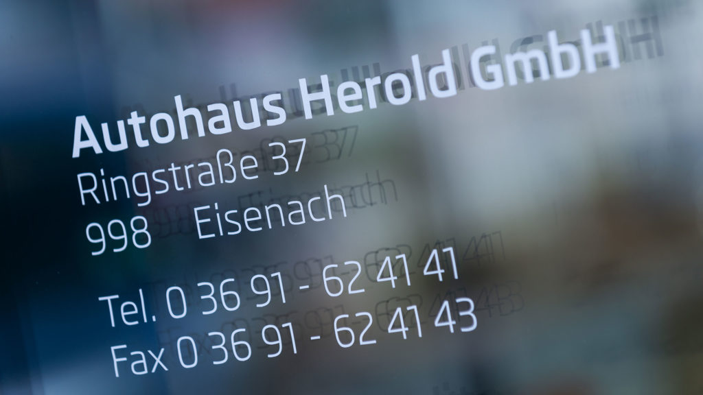 Autohaus Herold Eisenach, Eingangsbereich mit Kontaktdaten und Öffnungszeiten