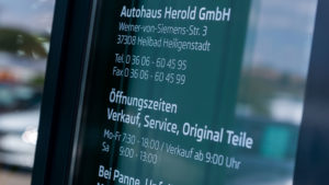 Autohaus Herold Heiligenstadt, Eingangsbereich mit Kontaktdaten und Öffnungszeiten