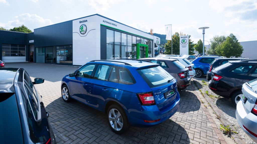Autohaus Herold, Škoda Fahrzeuge auf dem Autohausgelände