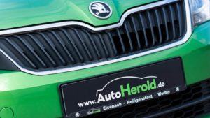 Autohaus Herold, Detail Fahrzeugfront mit Škoda-Logo